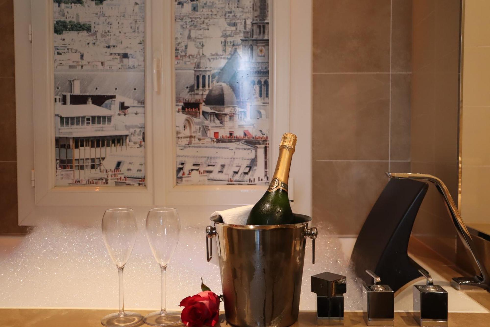 Double Room Atelier d'Artiste Jacuzzi round bed